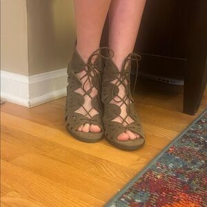 Elegant Tan Lace-Up Women's Heels